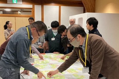 ニコン日総プライムが鳥取県南部町で行った「越境体験」の研修プログラム。新たな観光客を呼び込む施策として、ペットと一緒に泊まれる宿泊プランを町職員と一緒に考えた＝ニコン日総プライム提供