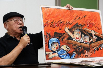 爆心地近くの光景を描いた絵を見せながら体験を語る西山進さん＝福岡市早良区で2016年7月22日、山下恭二撮影