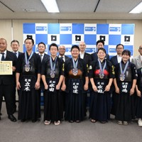 大会結果を報告した葛飾区剣道連盟Aチームの選手と監督（前列）＝東京都葛飾区立石5の同区役所で2025年9月22日午後5時29分、曽根田和久撮影