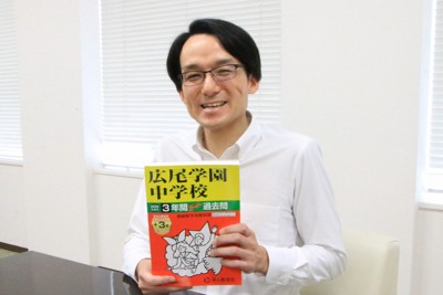 入試問題の作成も担当する広尾学園国語科部長の岸田有司教諭＝東京都港区で2025年8月6日午後3時27分、稲垣衆史撮影