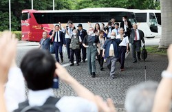 生活保護の減額決定の取り消しなどを求めた訴訟の最高裁判決を受け、笑顔を見せる原告や弁護団ら＝東京都千代田区で2025年6月27日、幾島健太郎撮影