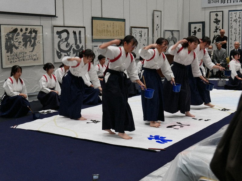 高校生、迫力のパフォーマンス 札幌で毎日書道展「前夜祭」 ／北海道