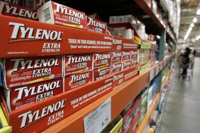 コストコに並ぶ商品の医薬品＝米西部カリフォルニア州で2007年12月12日、AP