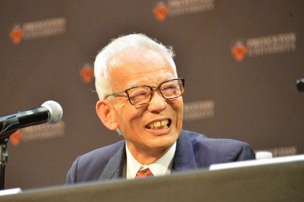 ノーベル物理学賞の受賞が決まり、記者会見で笑顔を見せる真鍋淑郎氏