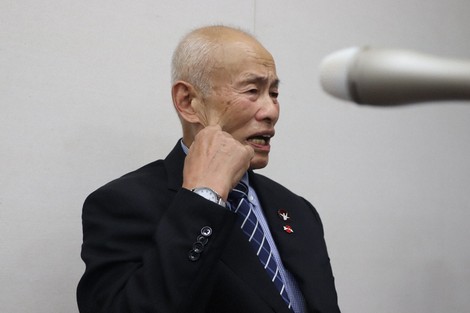 日本被団協のノーベル平和賞受賞の一報を受け、「うそでしょ」とほおをつねる広島県原爆被害者団体協議会の箕牧智之理事長＝広島市役所で２０２４年１０月１１日午後６時２分、安徳祐撮影