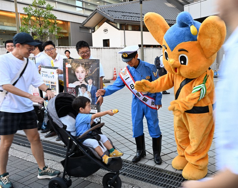 事故が減るように」 一日警察官に浅草の中学生 交通安全呼びかけ