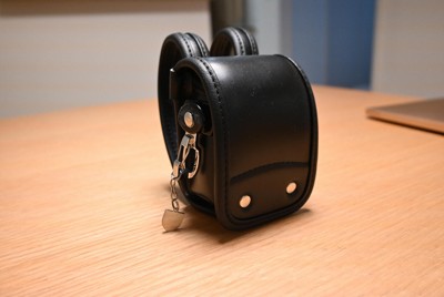 病気の治療で修学旅行に行けず、悔しい思いもした小学校生活。入院後はランドセルも使う機会がなくなってしまったが、ミニランドセルにリメークして飾っている＝東京都内で2025年7月19日午後5時16分、御園生枝里撮影