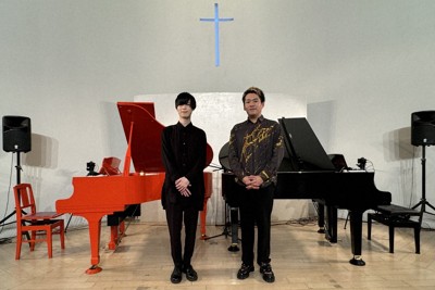 「ふみ＆みやけんバレンタインツーマンコンサート2025」で共演した2人＝仙台市のホテル瑞鳳で2025年2月（みやけんさん提供）