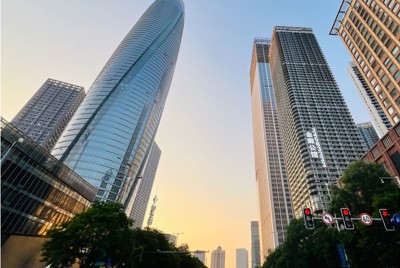遼寧省瀋陽市の超高層ビル群。紡錘型ビルは完成しているが閉鎖されている（2025年6月）　筆者撮影