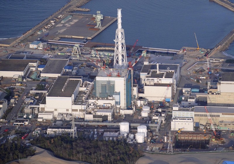 発電ゼロが続く日本原子力発電の東海第2原発（中央）＝茨城県東海村で2021年3月18日、本社ヘリから撮影