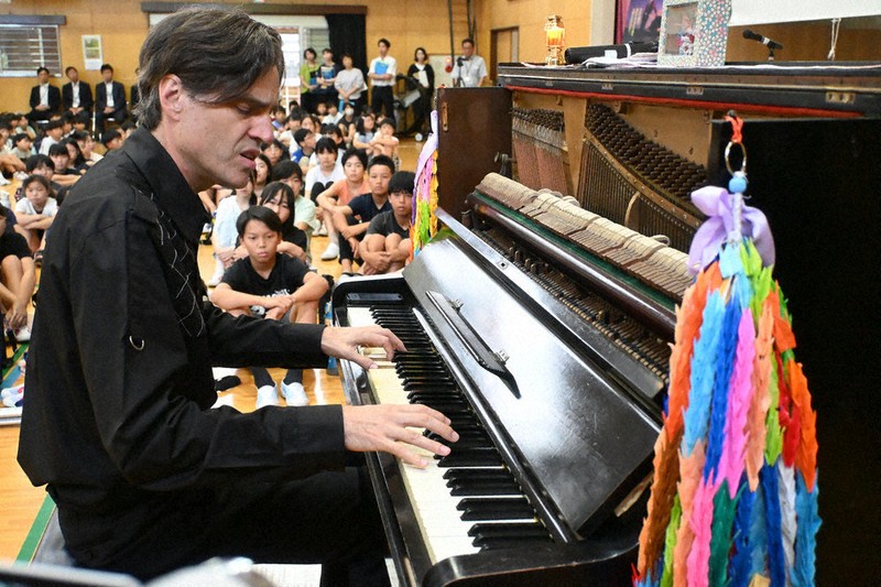 平和の音色、未来へ響け 米出身、コーラーさん 長崎・城山小で被爆