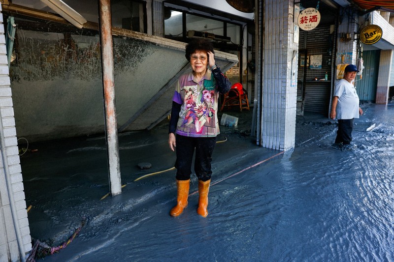 台風18号で洪水の台湾 泥の中で捜索続く 日本からの支援も開始 | 毎日新聞