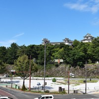 民間の建物の撤去が進み、石垣が見えるようになった「扇の芝」＝和歌山市で2025年9月19日午後2時25分、安西李姫撮影