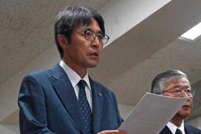 全国高校野球選手権大会の出場辞退について説明する広陵の堀正和校長（左）＝兵庫県西宮市で2025年8月10日午後1時5分、岩本一希撮影
