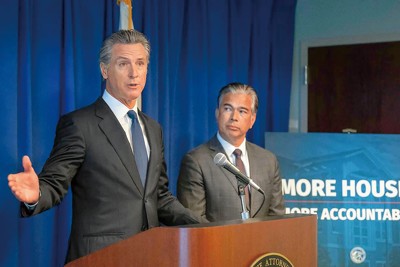 カリフォルニア州のニューサム知事（左）とボンタ司法長官 （ZUMA＝共同）