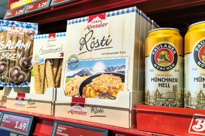 ドイツ各都市の店舗でも「ビールの祭典」に合わせて関連商品が並ぶ （筆者撮影）