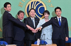 自民党総裁選の立候補者討論会に臨む（左から）小林鷹之元経済安全保障担当相、茂木敏充前幹事長、林芳正官房長官、高市早苗前経済安保担当相、小泉進次郎農相＝東京都千代田区の日本記者クラブで2025年9月24日、平川義之撮影