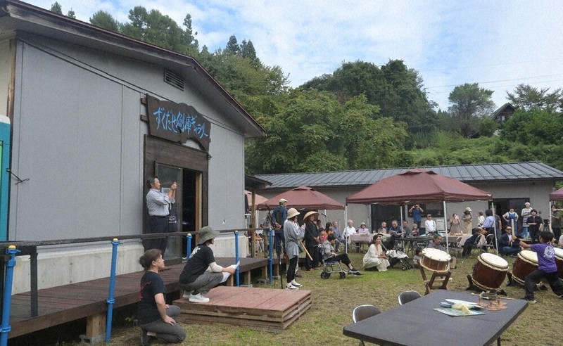 絵足紙」や木彫り 作家2人の作品展示 小川に「ずくだせ創庫ギャラリー