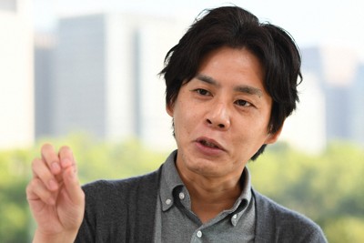 「概念はほっとくと現状を固定化する道具になってしまう」と指摘する精神科医の松本卓也さん＝東京都千代田区で2025年8月26日、宮本明登撮影