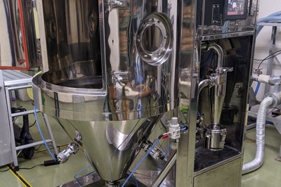 温度実験で使われた噴霧乾燥器＝実験に協力したサプリメント製造会社で2024年1月10日午後3時45分、遠藤浩二撮影