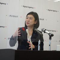 記者の質問に答える牧島かれんデジタル相（当時）＝東京都千代田区紀尾井町で2021年10月8日午前10時37分、後藤豪撮影