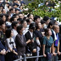 自民党総裁選の街頭演説を聞く人たち＝24日、東京・秋葉原