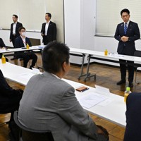 郵政関係者との車座対話の冒頭、あいさつをする小泉進次郎農相（右奥）＝東京都港区で2025年9月27日午前11時4分、西夏生撮影