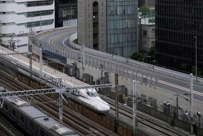 首都高速道路のルート再編のため4月に廃止されたKK線のそばを通過する東海道新幹線＝東京都千代田区で2025年5月9日、藤井達也撮影