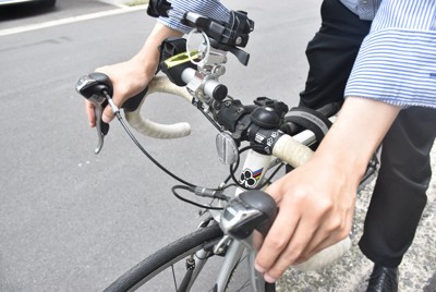 イヤホンを装着して自転車に乗っていた男性は何度も警察から呼び止められた＝大阪府内で2025年9月18日午後2時18分、露木陽介撮影