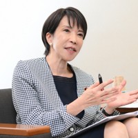 質問に答える高市早苗前経済安全保障担当相＝東京都千代田区で2025年9月25日、内藤絵美撮影