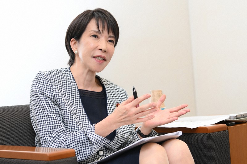 質問に答える高市早苗前経済安全保障担当相＝東京都千代田区で2025年9月25日、内藤絵美撮影