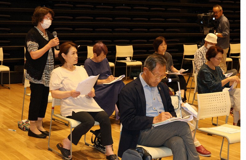 震災犠牲職員の石碑巡り町民説明会 出席者から異論も 岩手・大槌 [写真