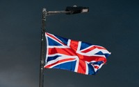 イングランド各地の街灯柱に掲げられている英国旗＝Amy D’Agorne for WSJ