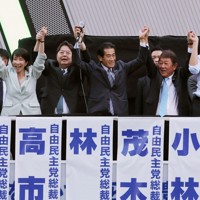自民党総裁選立会演説会で手を上げてアピールする（右から）小林鷹之元経済安全保障担当相、茂木敏充前幹事長、逢沢一郎総裁選挙管理委員長、林芳正官房長官、高市早苗前経済安保担当相、小泉進次郎農相＝東京都千代田区で2025年9月24日午後4時54分、小林努撮影