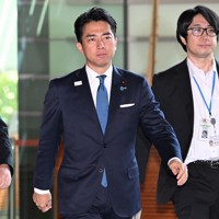 閣議に出席するため首相官邸に入る小泉進次郎農相＝2025年9月26日午前9時13分、平田明浩撮影
