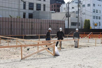 愚陀佛庵の再建工事が始まった番町小学校プール跡地＝松山市で2025年9月22日午後1時28分、狩野樹理撮影