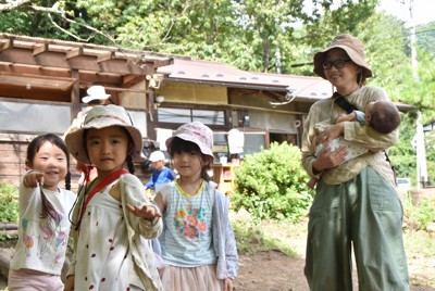 子供たちが森の中で元気に遊ぶ「森のピッコロようちえん」＝山梨県北杜市で2025年9月2日午後1時21分、杉本修作撮影