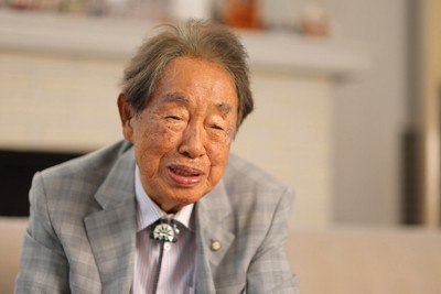インタビューに答える江崎玲於奈さん＝茨城県つくば市で2025年8月26日、後藤由耶撮影
