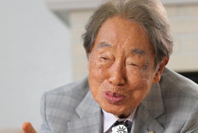 インタビューに答える江崎玲於奈さん＝茨城県つくば市で2025年8月26日、後藤由耶撮影