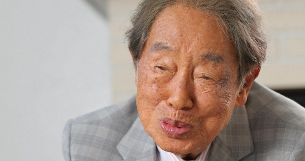 インタビューに答える江崎玲於奈さん＝茨城県つくば市で2025年8月26日、後藤由耶撮影