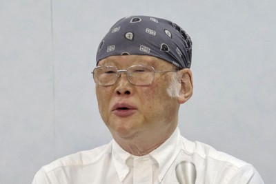 記者会見する神戸学院大の上脇博之教授＝29日午後、大阪市北区