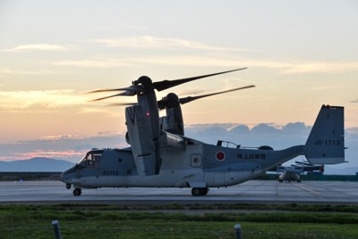 佐賀駐屯地配備後、初めての夜間飛行訓練のため駐屯地の駐機場を出る陸上自衛隊の輸送機V22オスプレイ＝佐賀市で2025年9月29日午後6時7分、成松秋穂撮影