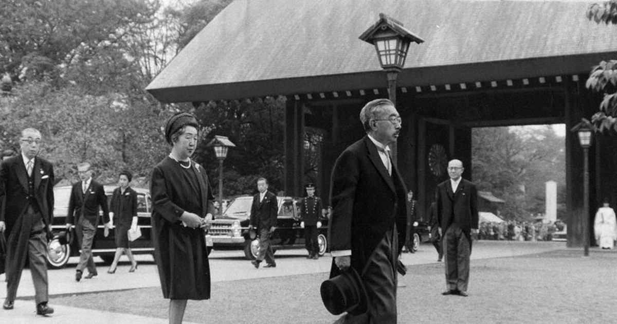 What is the issue with enshrinement of Class A war criminals at Japan's Yasukuni shrine?