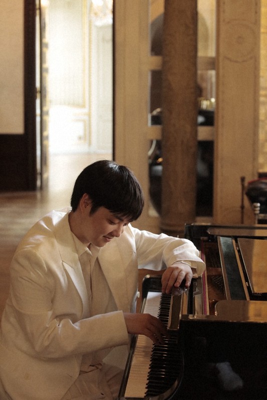 ユーモア忘れず軽やかに ピアニスト藤田真央さん『指先から旅をする2