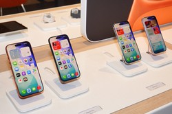 eSIM専用になったiPhone 17シリーズとiPhone Air。これまでのiPhoneにあったSIMカードスロットが存在しない＝筆者撮影