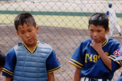 少年野球時代の田中将大投手（左）と坂本勇人選手＝昆陽里タイガース監督として両選手を指導した山崎三孝さん提供