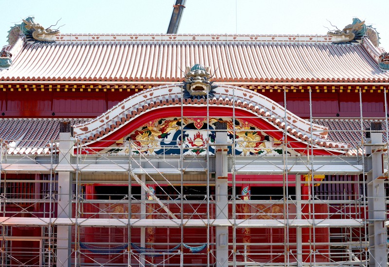 首里城柄三線 正面彫刻3点を搬入 首里城正殿 本来の姿近づく | 沖縄タイムス＋プラス