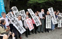 最高裁判決を受け、「勝訴」などと書かれた紙を掲げて喜ぶ原告と弁護団ら＝東京都千代田区で2025年6月27日、幾島健太郎撮影