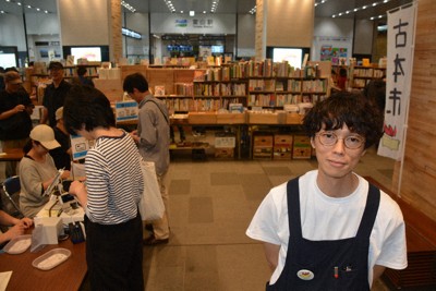 富山駅南北自由通路で毎年5月に開かれている「BOOK　DAY　とやま」。「若いお客さんが増えている」と話す天野陽史さん（右手前）＝富山市で、萱原健一撮影