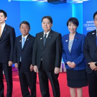 討論会を終え、記念写真におさまる自民党総裁選の候補者ら＝東京都中央区で2025年9月28日午後8時14分（代表撮影）